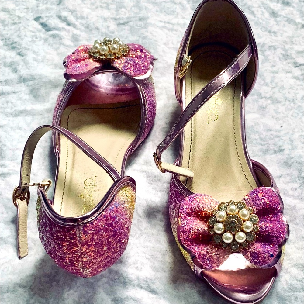 Girl dressing bailarina shoes